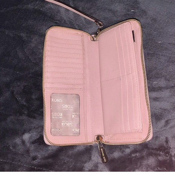 Michael Kors Jet Set Travel Continental Wallet
W/ attached wristlet strap - Picture 4 of 6